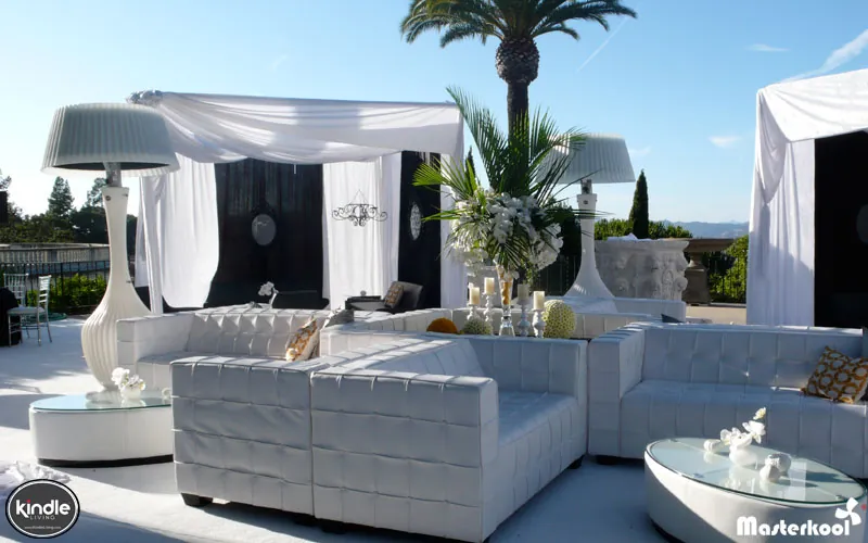 Estufas Kindle en una terraza con sofás blancos