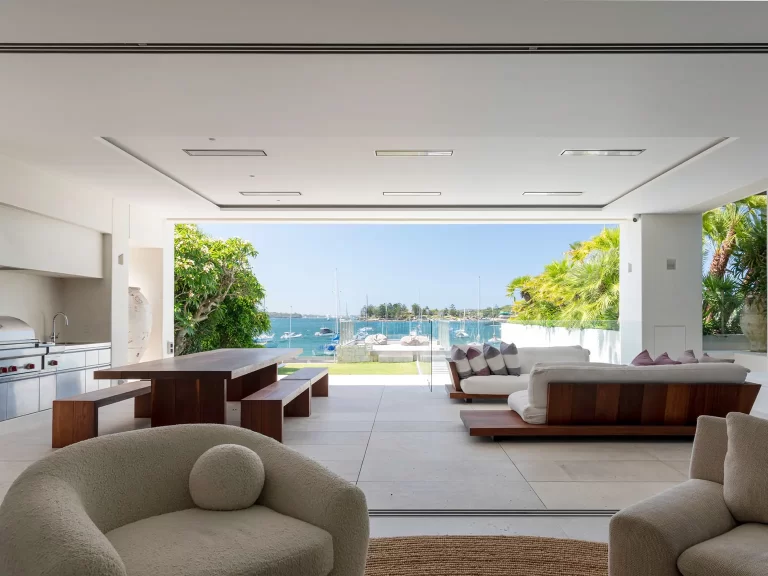 Calefactor Bromic Platinum en terraza con vistas al mar