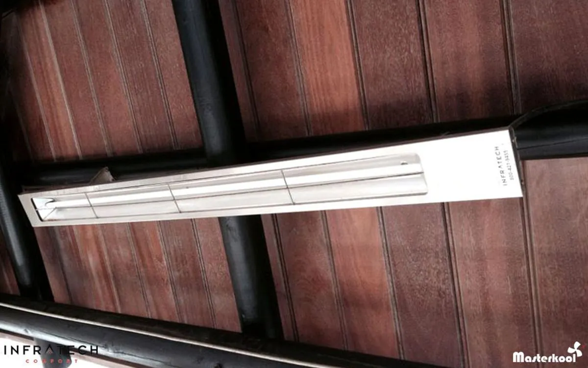 Calefactor Infratech Slimline instalado en un techo de madera