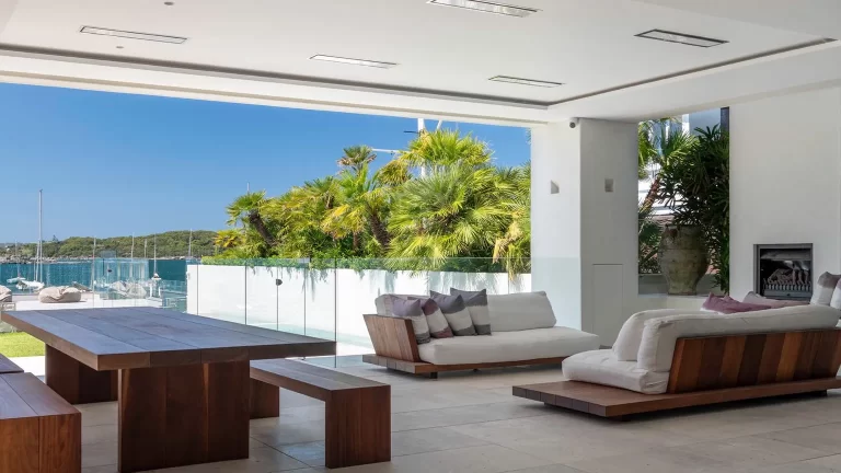 Calefactores Bromic Platinum empotrados en el techo de una villa con vistas al mar