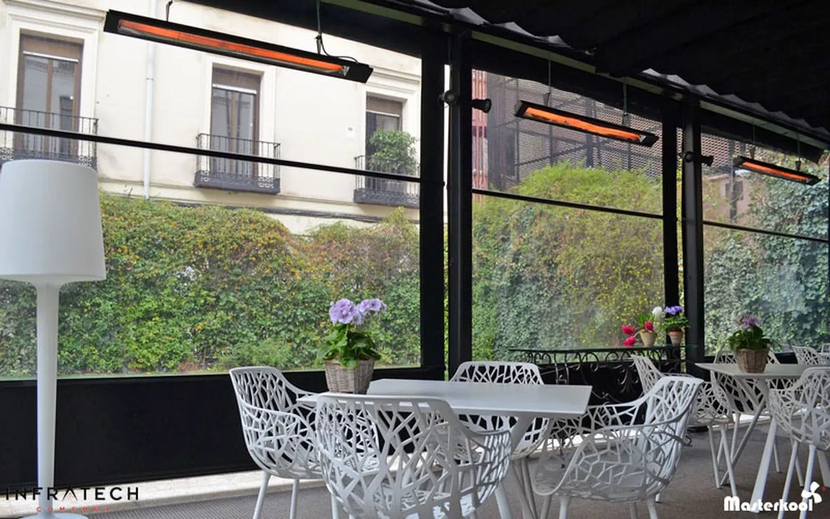 Calefactores Infratech Slimline en la terraza acristalada de un hotel de Madrid