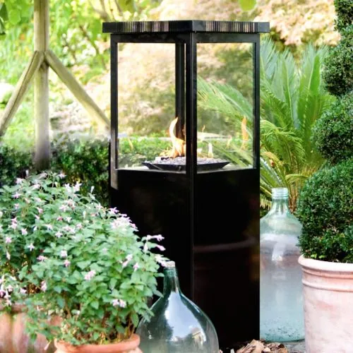 Estufa de gas Sunwood Marino en un jardín