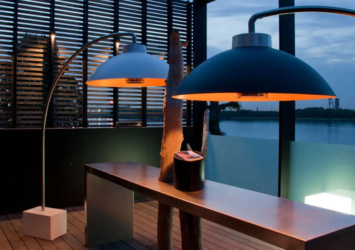 Lámparas calefactoras Heatsail Dome en una terraza al anochecer