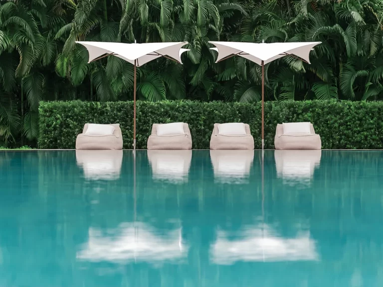 Sombrillas Tuuci en piscina