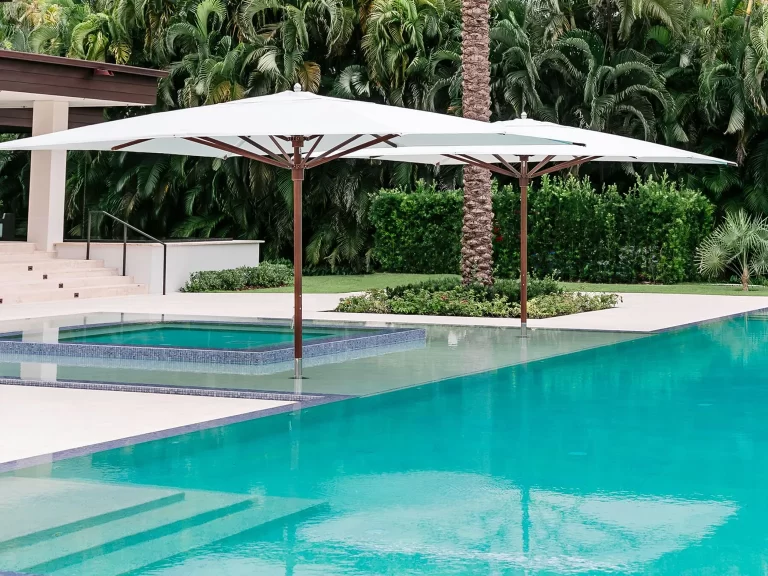 Tuuci Ocean Master Max junto a piscina